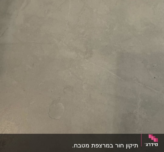 משטח שיש עם כתמים וסדקים קלים